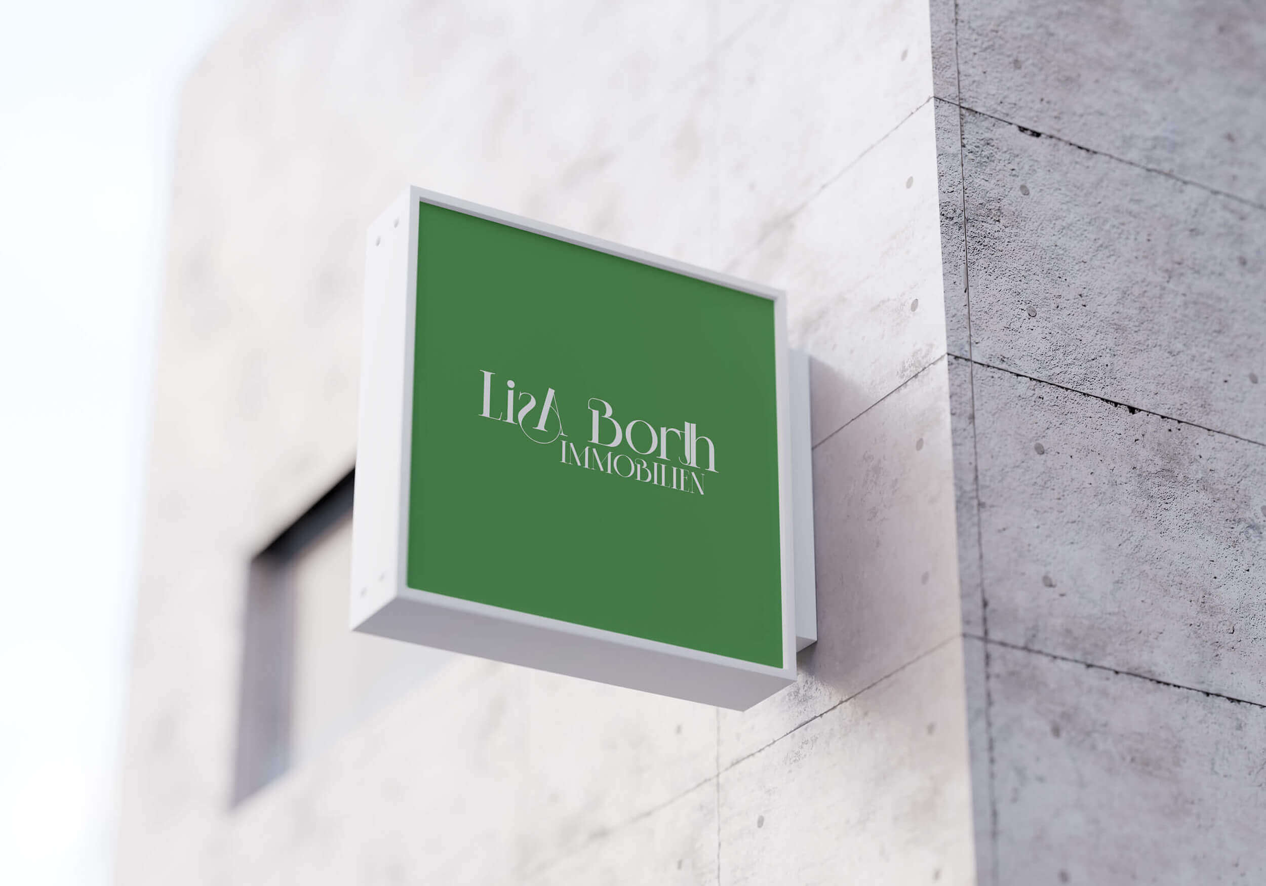 Das Firmenschild von Lisa Borth Immobilien an einer Hauswand