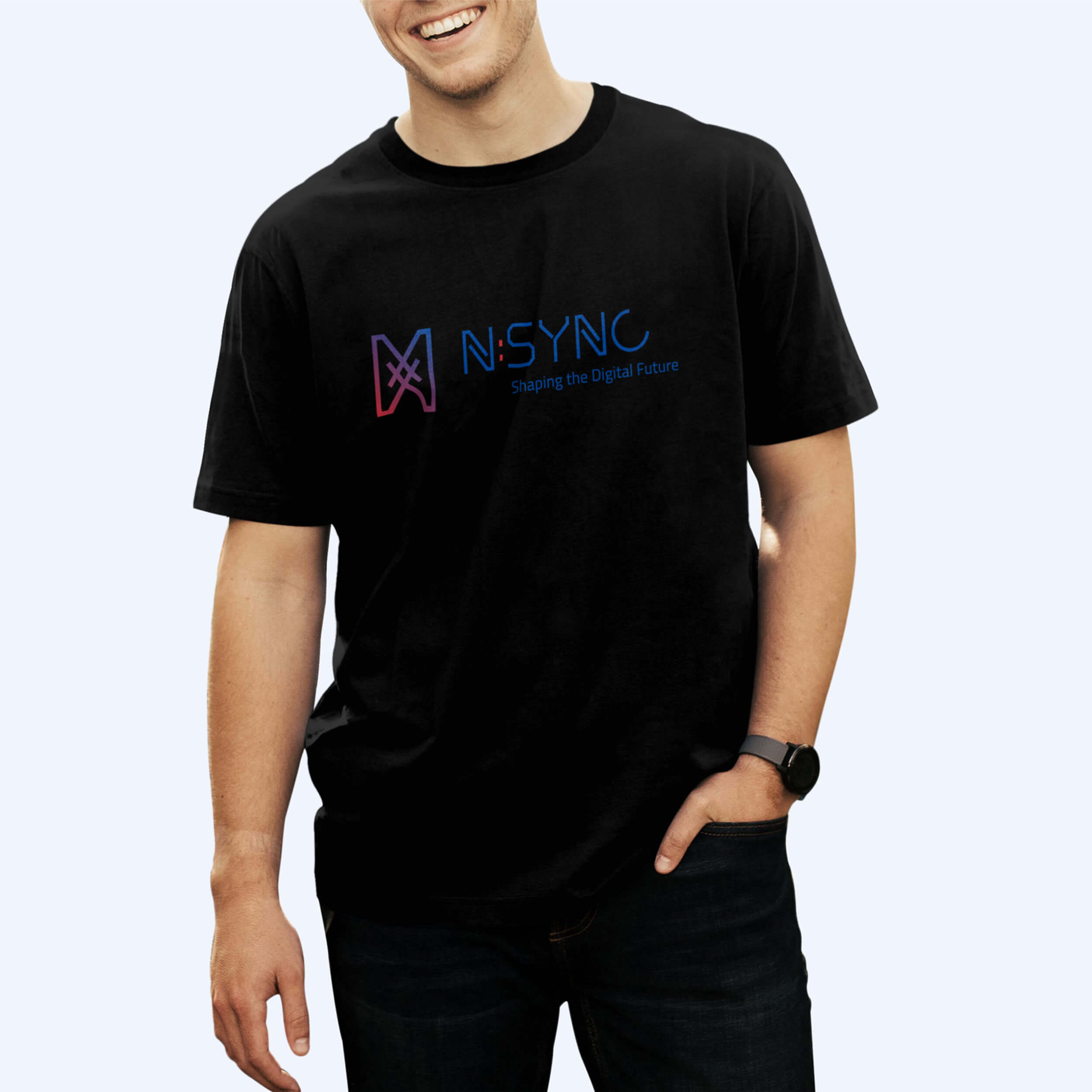 Ein Mann mit T-Shirt auf dem das Logo der Marke N:SYNC gedruckt ist.