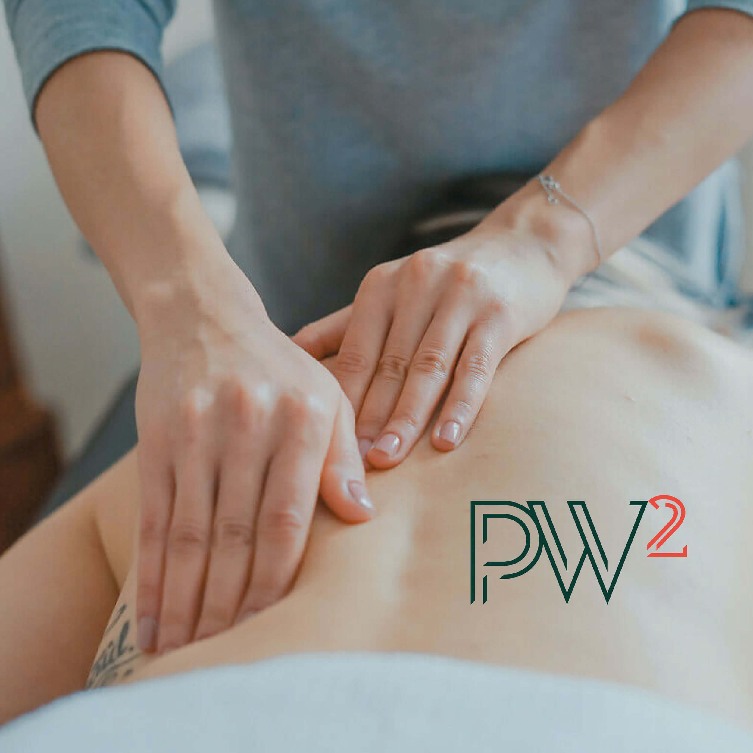 Das Brandicon von PhysioWerk 2, auf einem Foto das eine Rückenmassage zeigt.