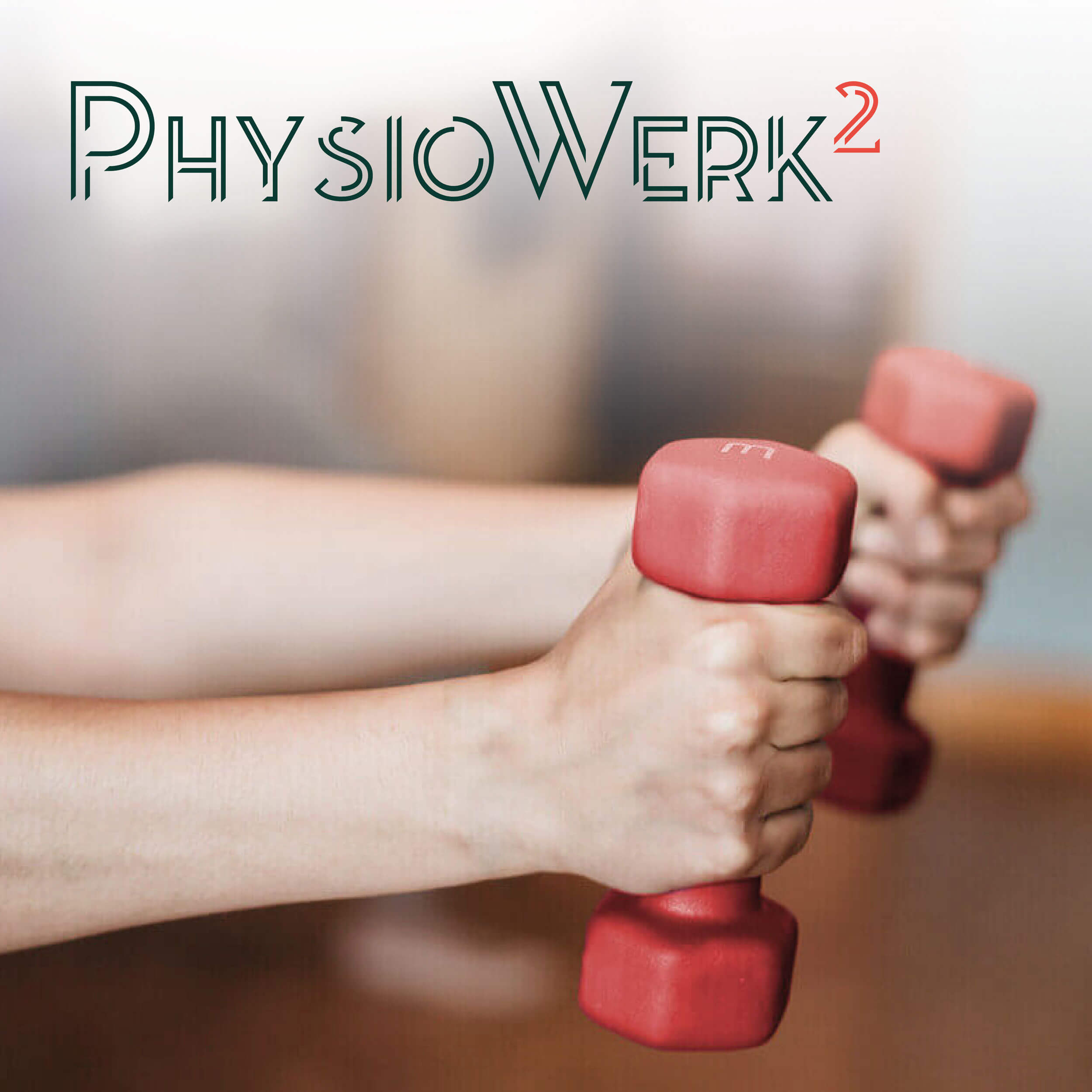 Das Logo von PhysioWerk 2, auf einem Foto das zwei Hände mit Hanteln zeigt.