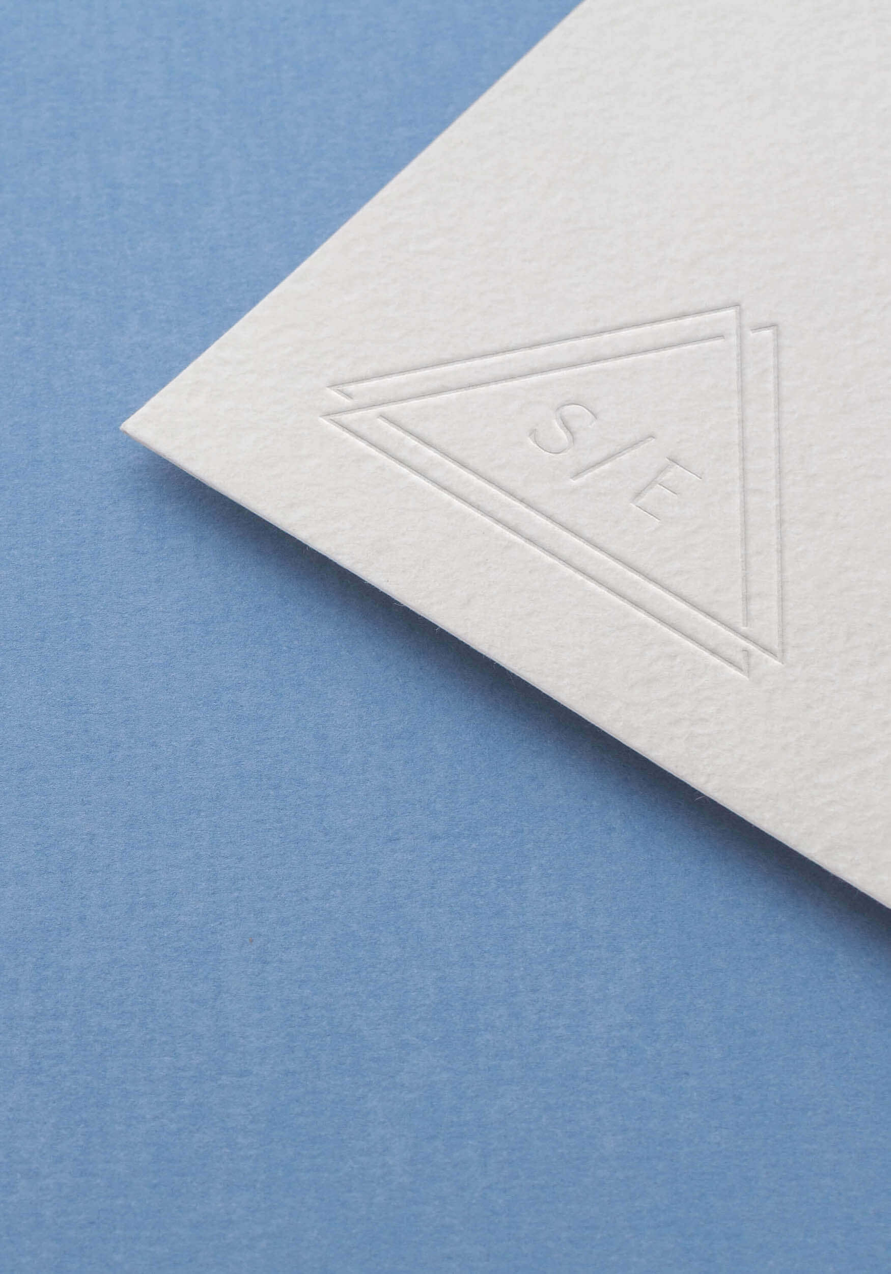 Das Brandicon von Sharpening Edge, das durch Kommunikationsdesign entstand, geprägt auf Papier