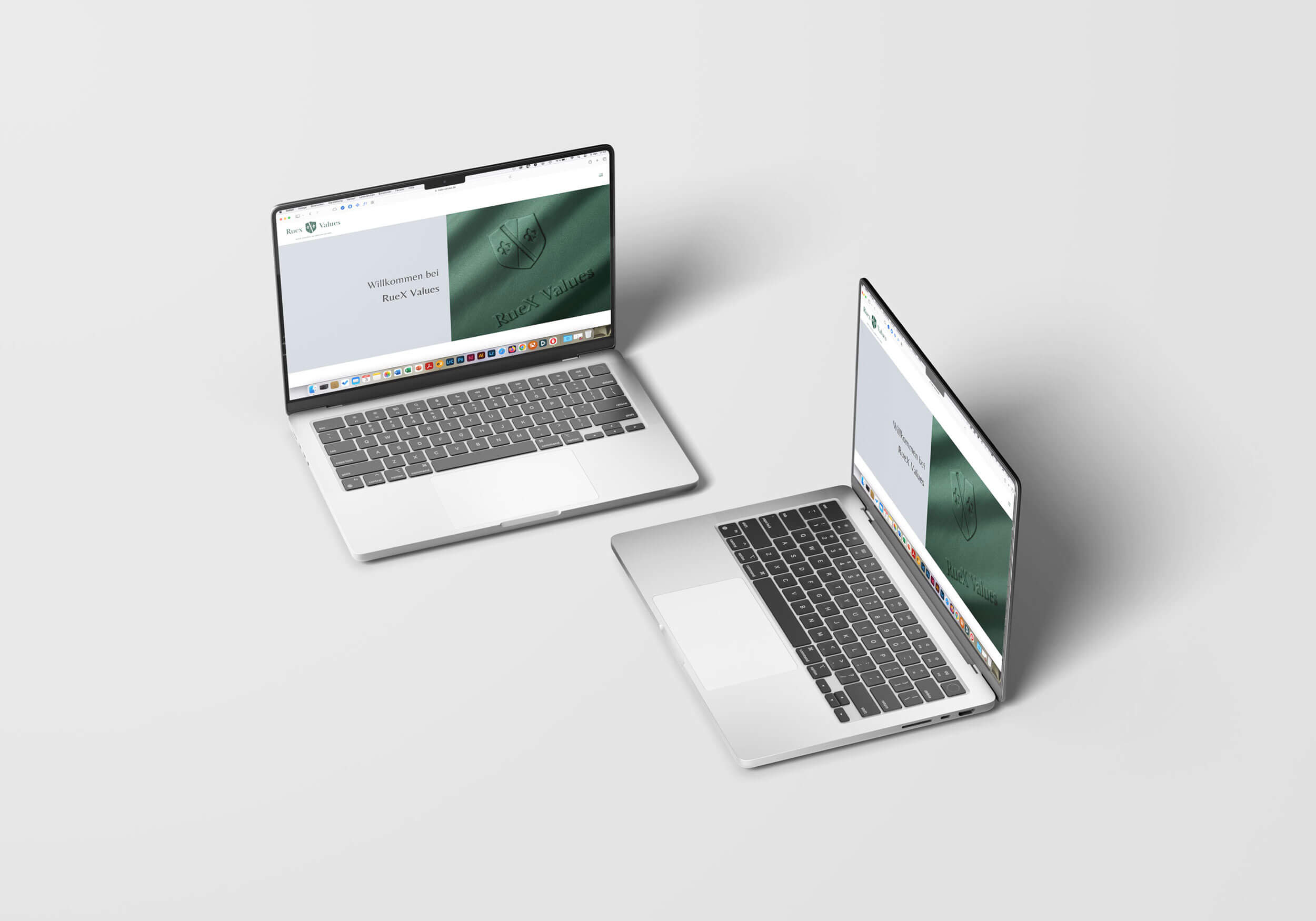 Zwei Laptops, auf denen die Website von RueX Values geöffnet ist-