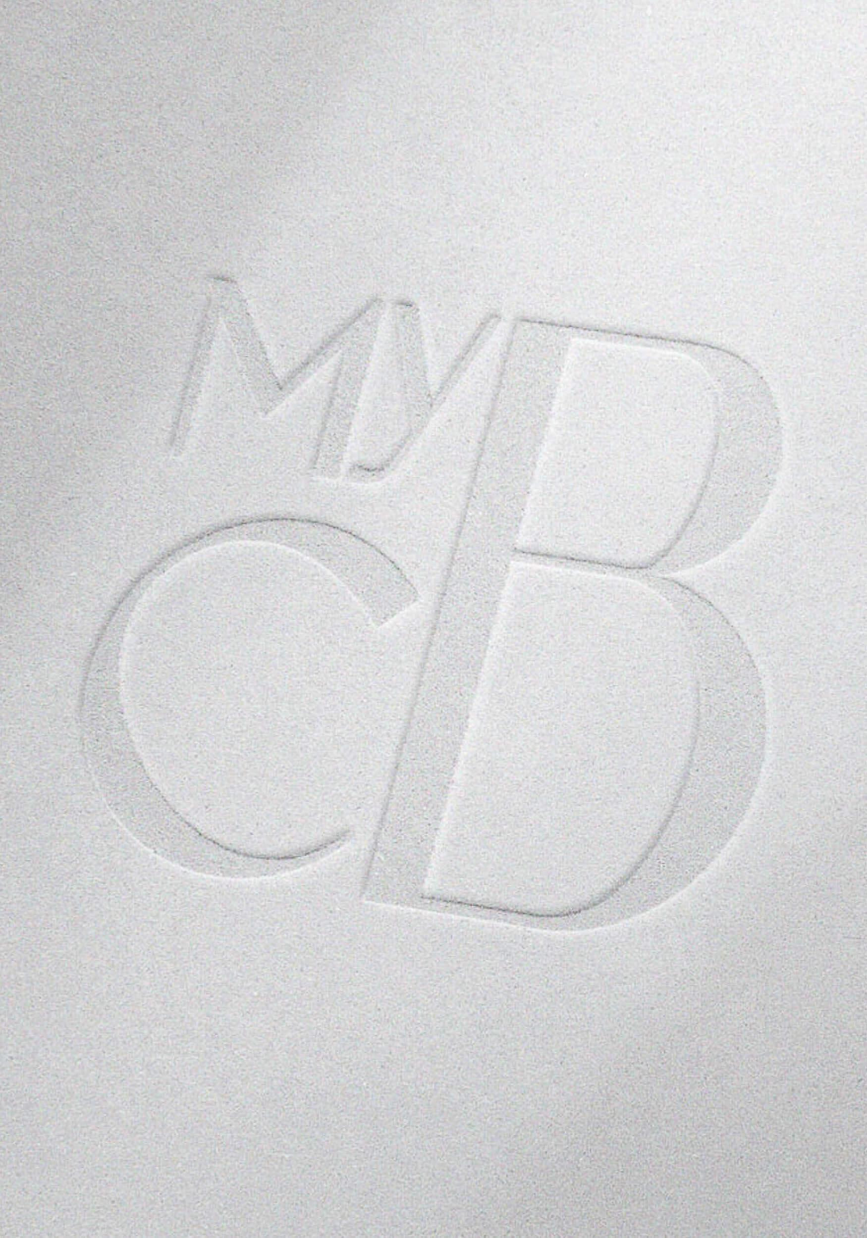 MyComeback Brandicon Das Brandicon der Firma MyComeback, das durch eins der Gründerpakete entstand, geprägt auf einem Naturpapier.