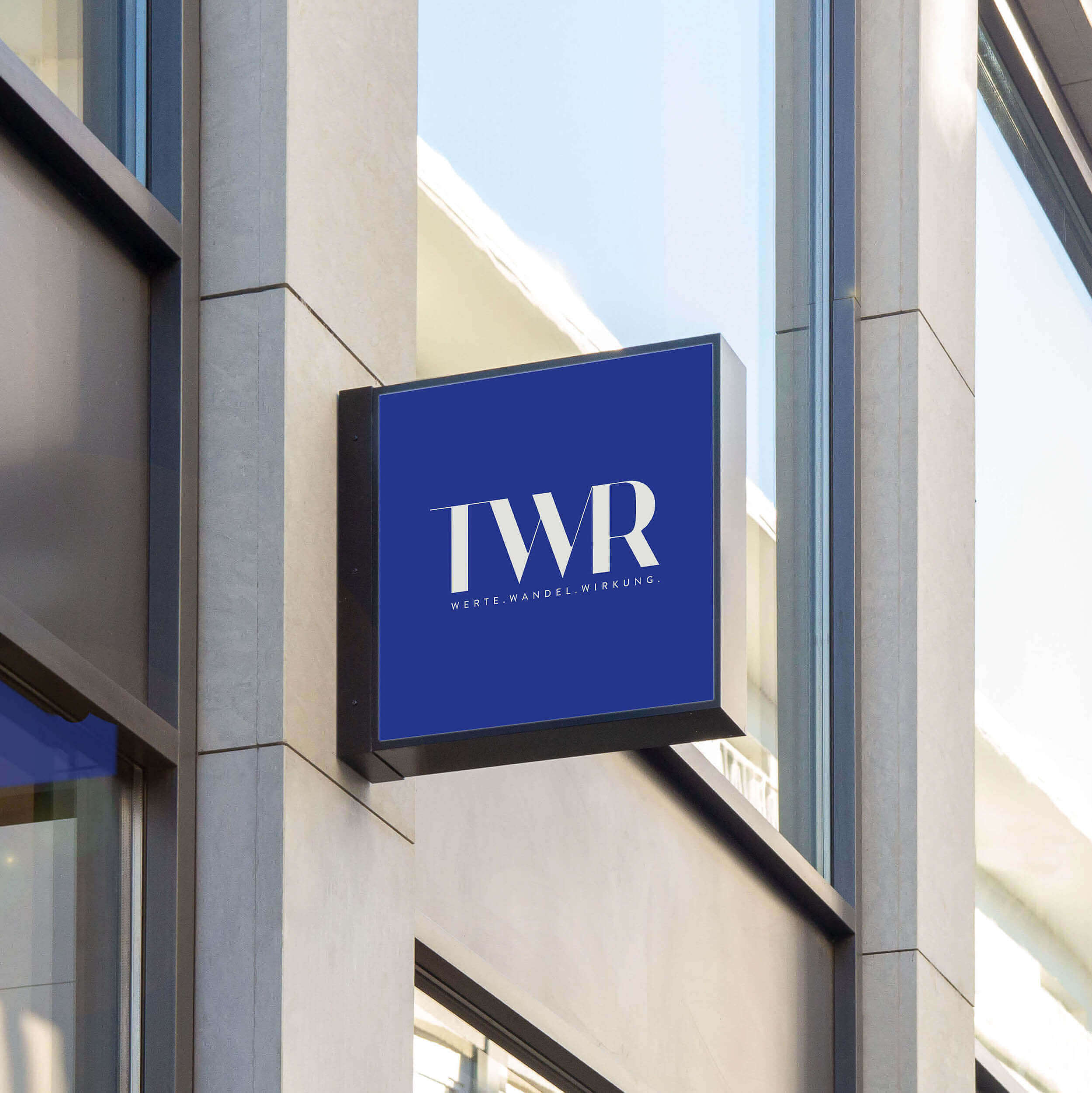 Das Logo von TWR, das durch den Service Logo Design Stuttgart entstand. Das Logo ist auf einem Firmenschild abgebildet.