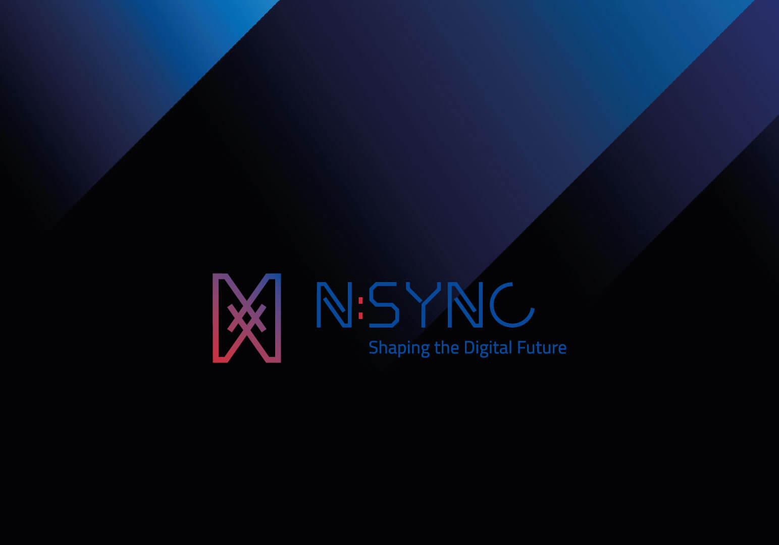 Das Logo der Marke N:SYNC auf einem schwarzen Hintergrund mit blauem Licht das von Oben einfällt.