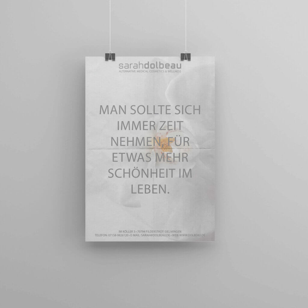 Ein hängendes Plakat für Sarah Dolbeau Cosmetics. Das Design entstand durch die Markenberatung Stuttgart.