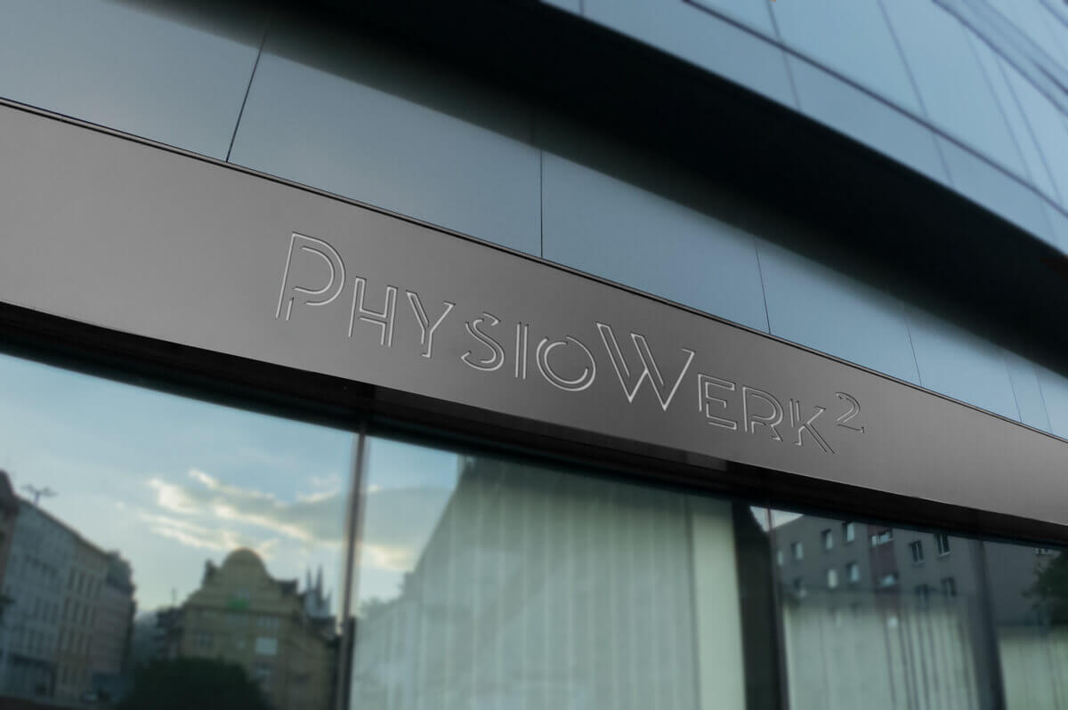 Das Logo von PhysioWerk 2 über einem Eingang, als Firmenschild.