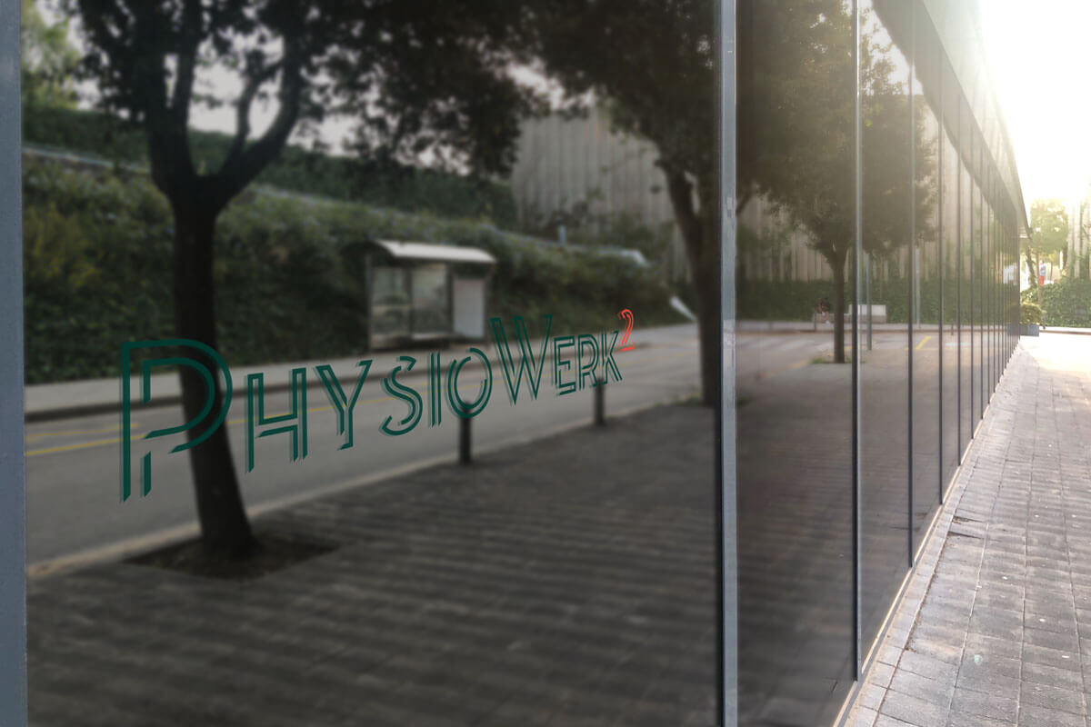 Das Logo von PhysioWerk 2 auf einen Fenster geklebt, als Schaufensterbeschriftung.