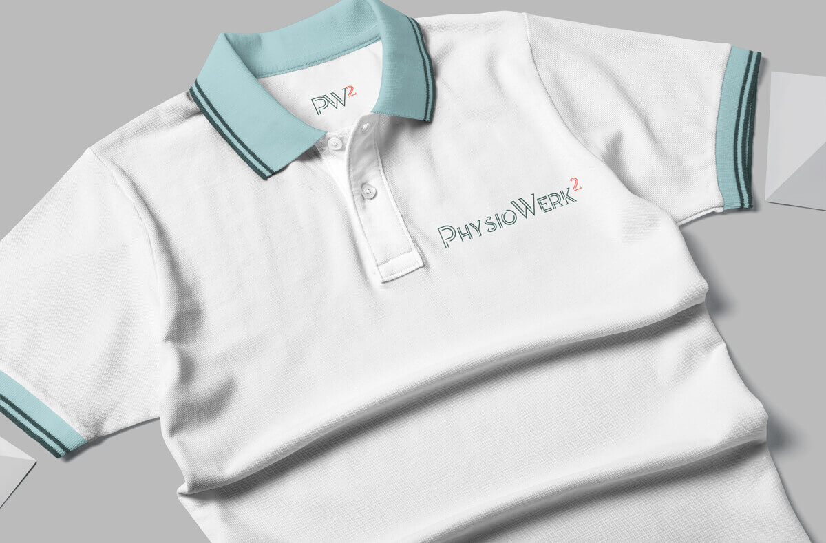 Ein Polo-Shirt in weiß, mit blauem Kragen und dem Logo von PhysioWerk 2