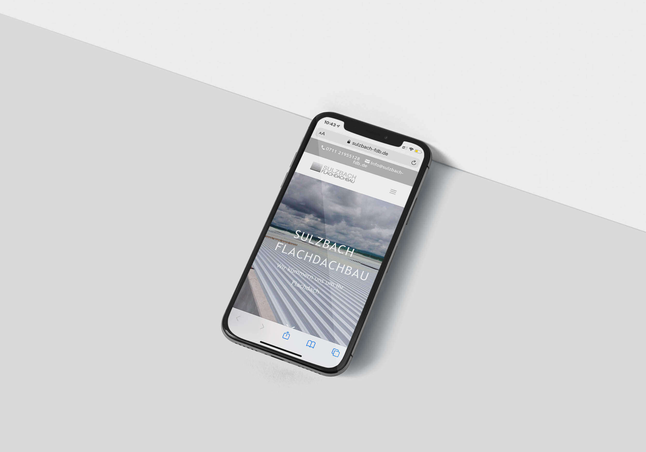 Eine Website auf einem Handy, die durch das Corporate Design Paket entstand