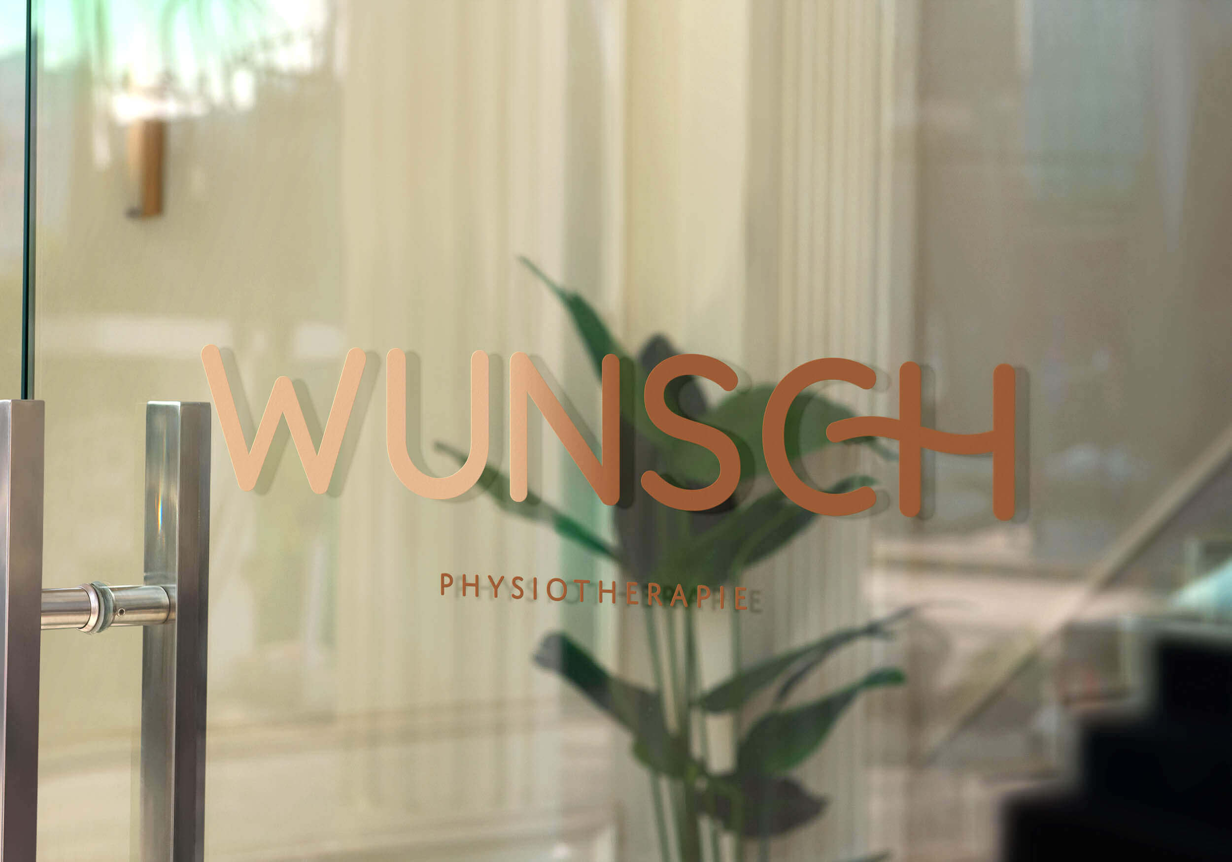Das Logo der Physiotherapie Wunsch, auf einem Fenster. Erstellt von WEITSICHT DESIGN, der Grafikdesign Agentur Stuttgart