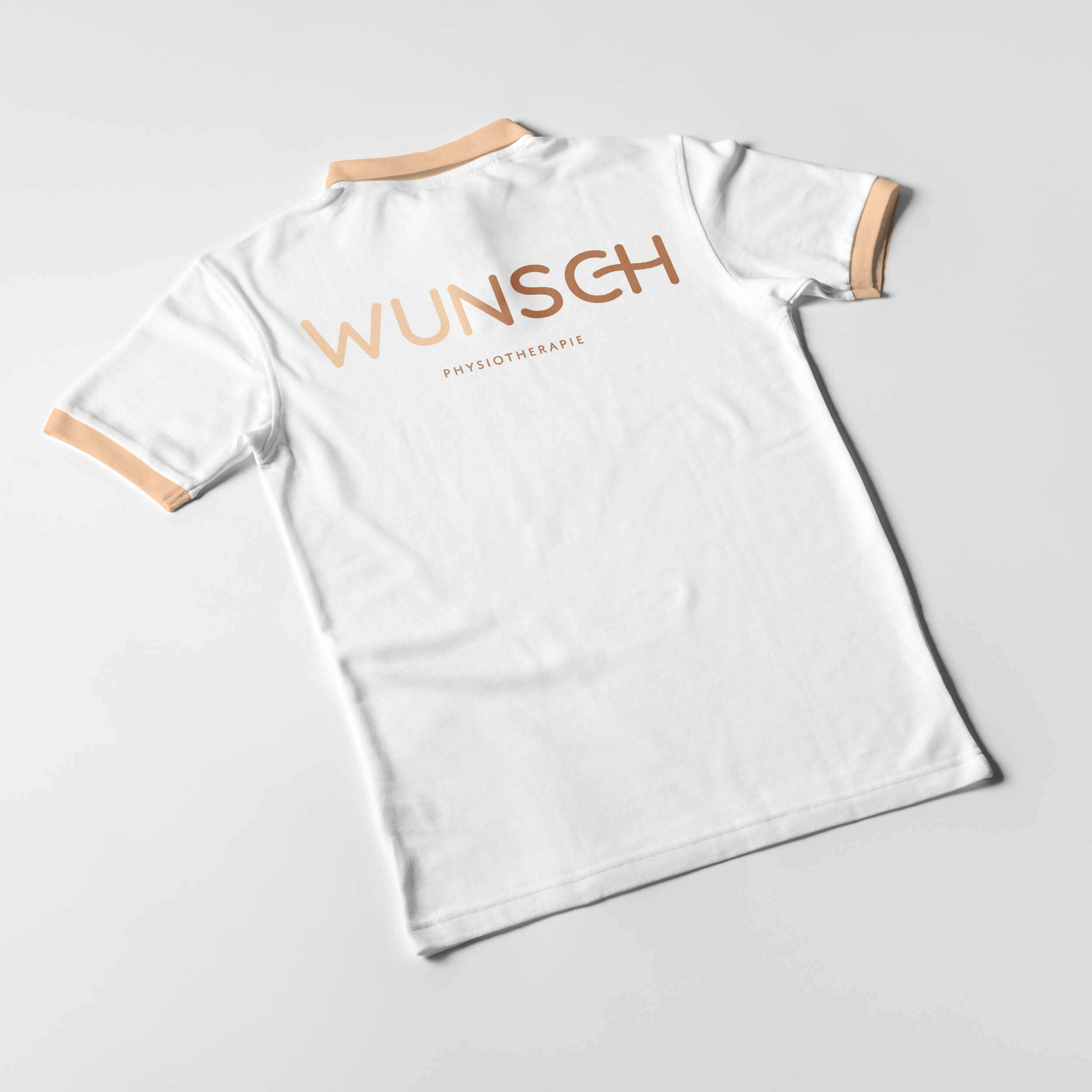 Ein Poloshirt mit dem Logo der Physiotherapie Wunsch. Erstellt von WEITSICHT DESIGN, der Grafikdesign Agentur Stuttgart.
