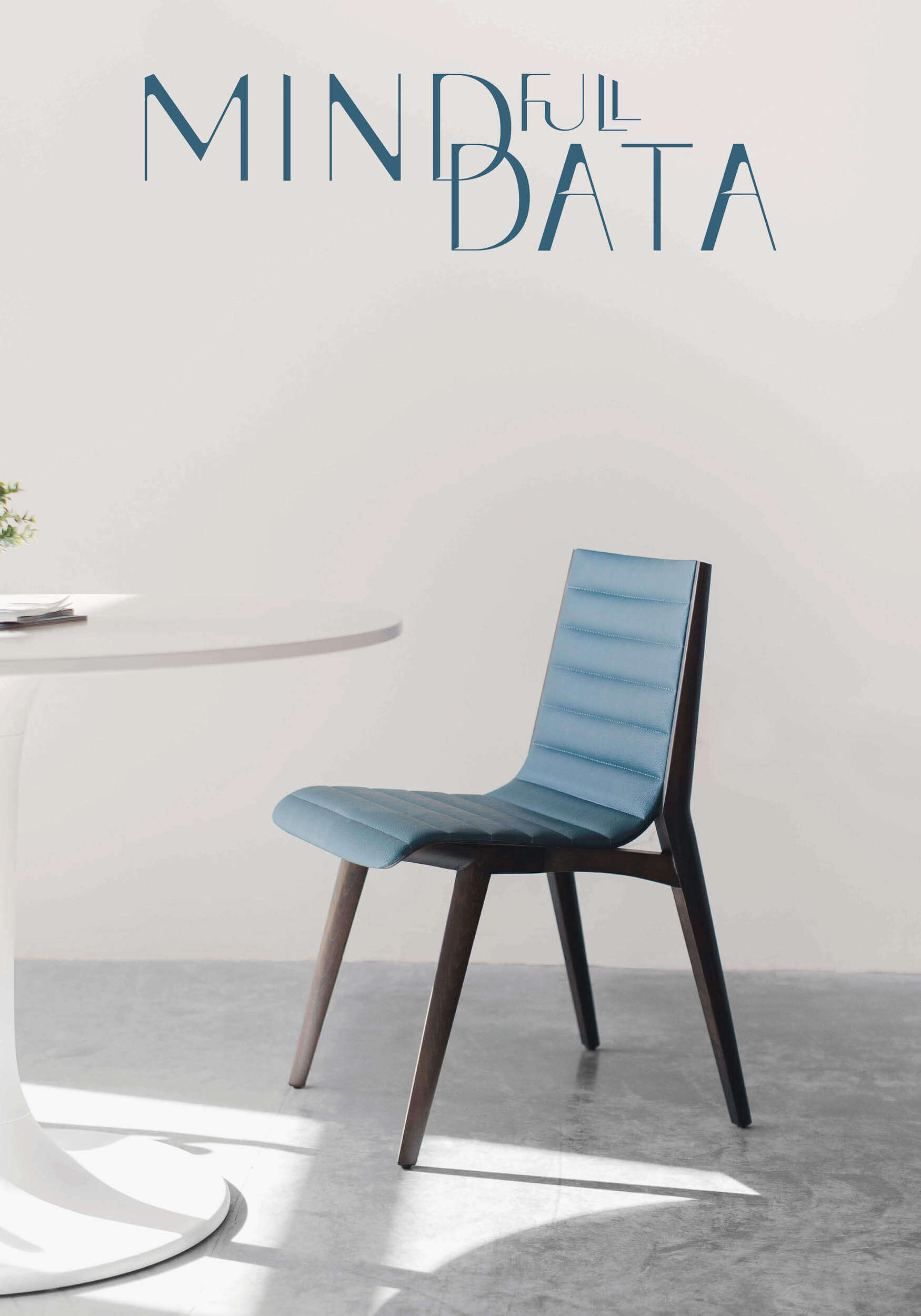Das Brand Design von MINDfull DATA, das Logo auf einem Foto mit einem Stuhl