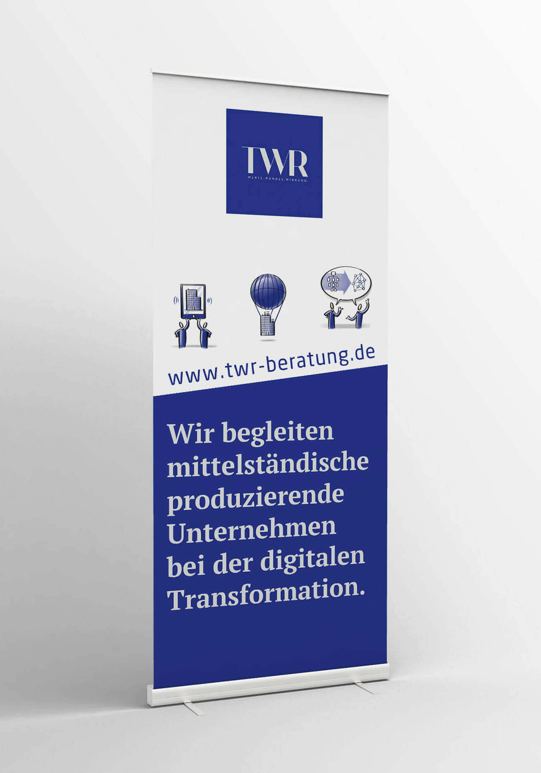 Ein Roll-Up Display mit dem Logo der twr GmbH