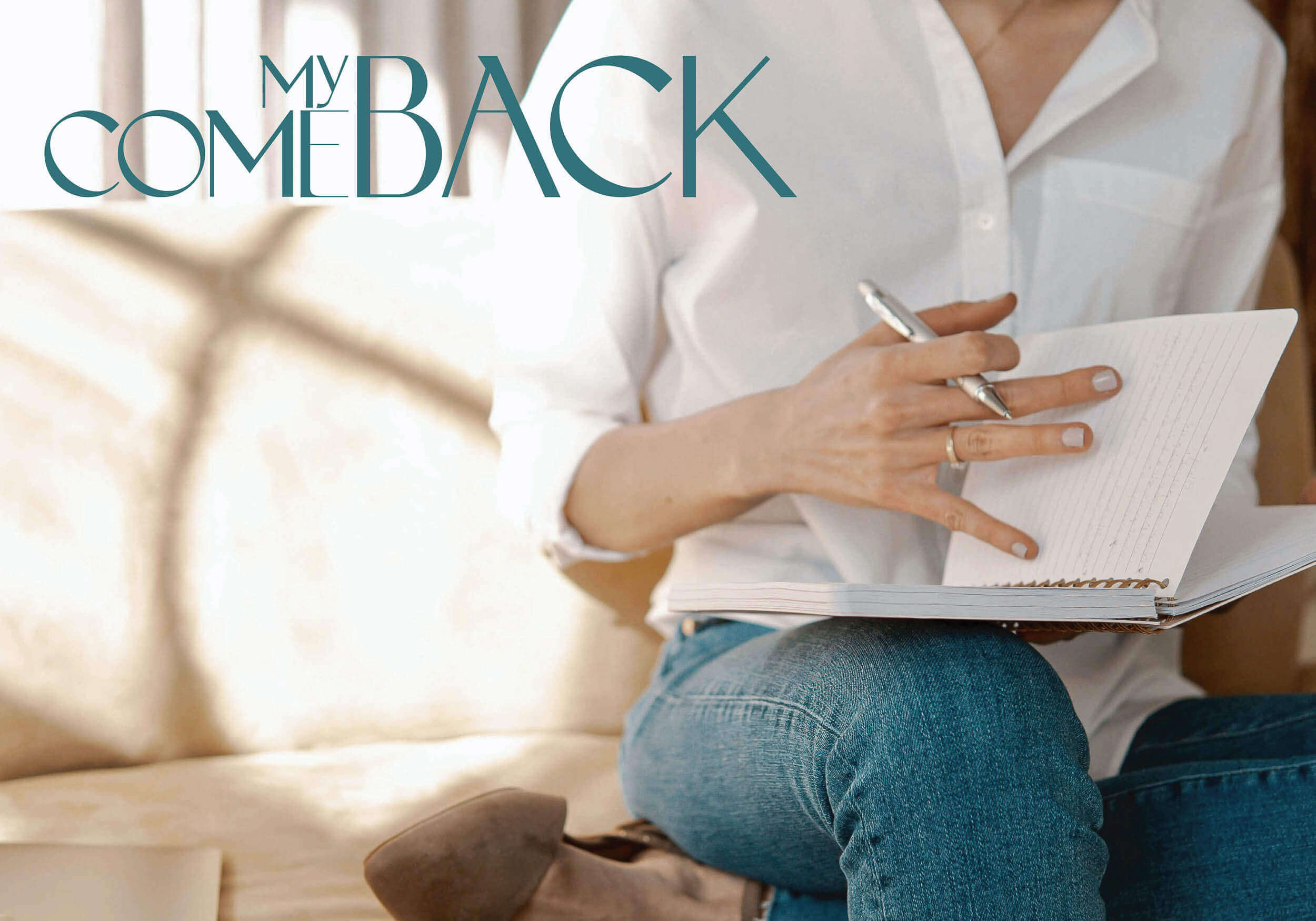 Logodesign für MyComeback auf einem Bild mit einer Frau die in ein Buch schreibt