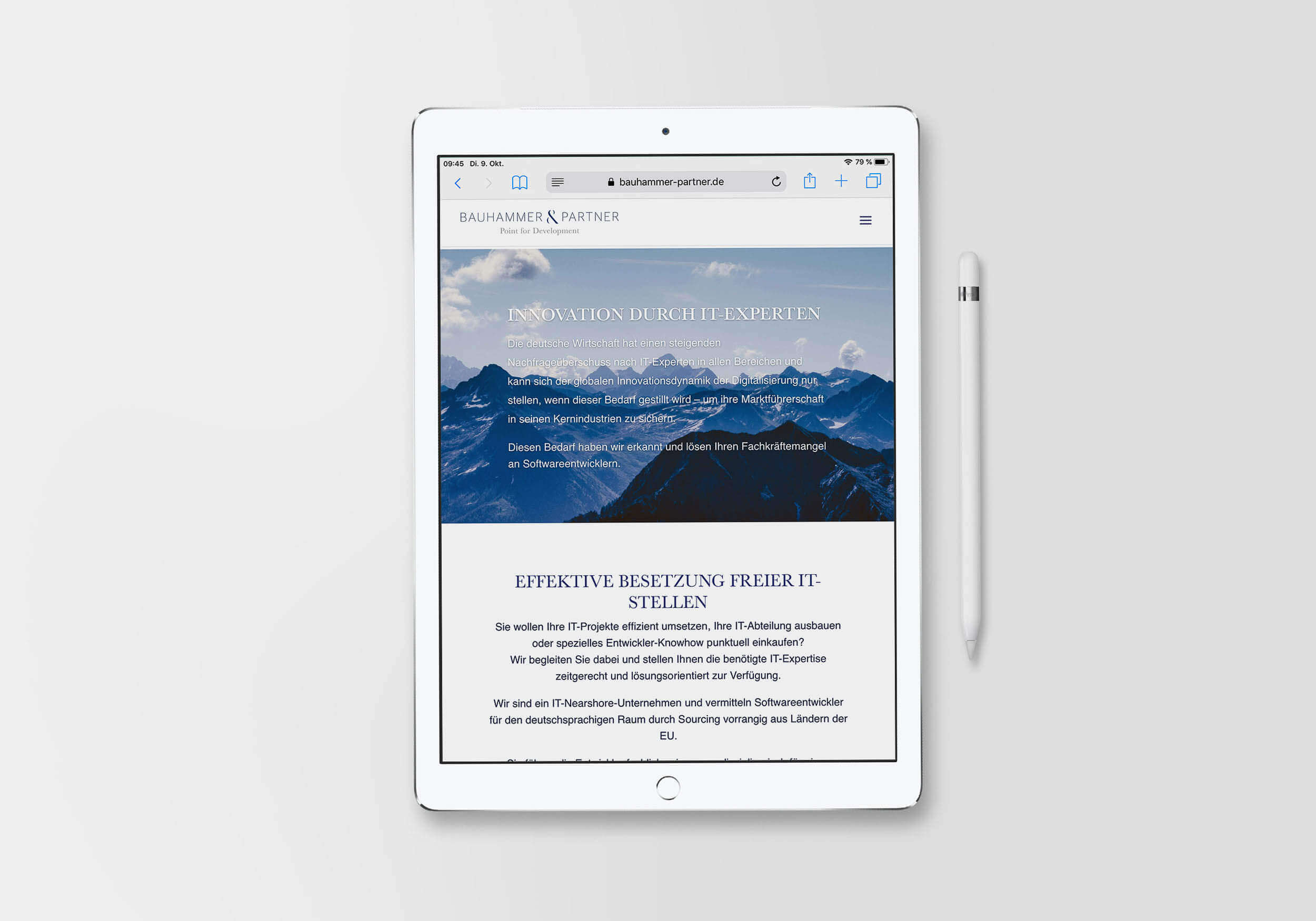 Die Website der Firma Bauhammer und Partner, auf einem Tablet, die ein Webdesigner gestaltete